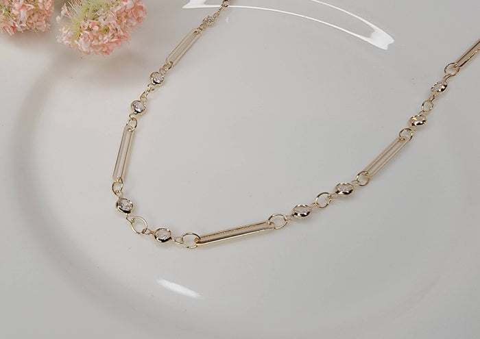 DELICATE LINK WITH CZ NECKLACE.